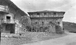 Torre fortificada de piedra y madera en Orozko, Vizcaya.
