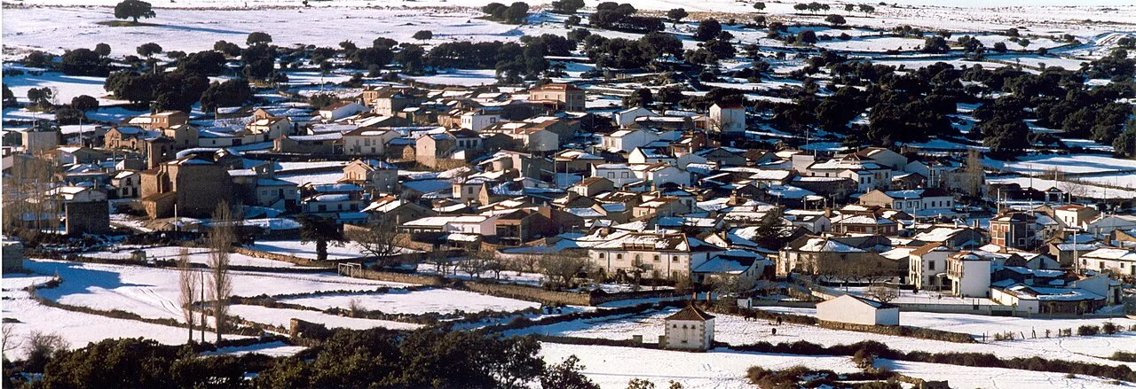 Vista aérea de un pueblo nevado con casas y calles en Ávila.