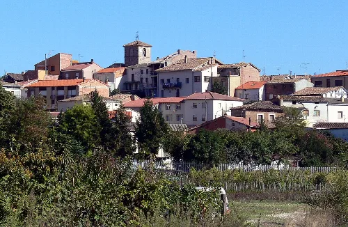 Casas en una colina con vegetación en primer plano en Hormilleja, La Rioja.