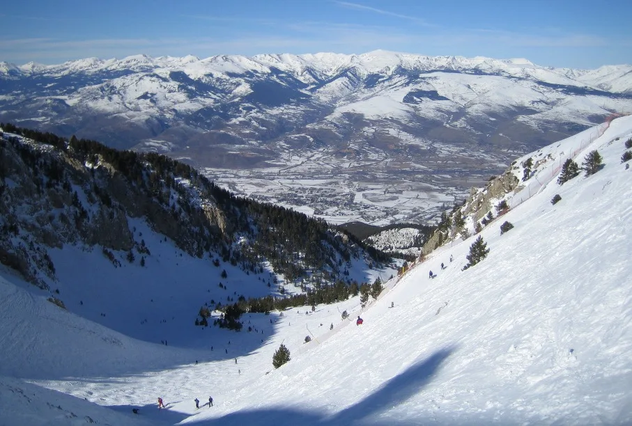 Blick auf die Coma Oriola Schlucht und schneebedeckte Berge bei Masella, Girona.