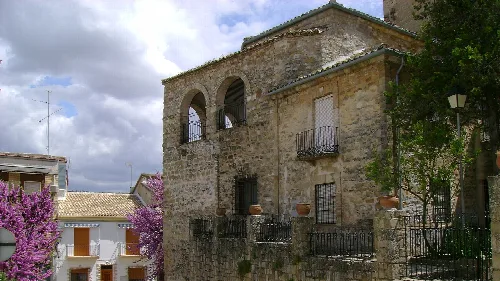 Steinernen Kirchenfassade mit Bögen und Fenstern in Villanueva del Arzobispo.