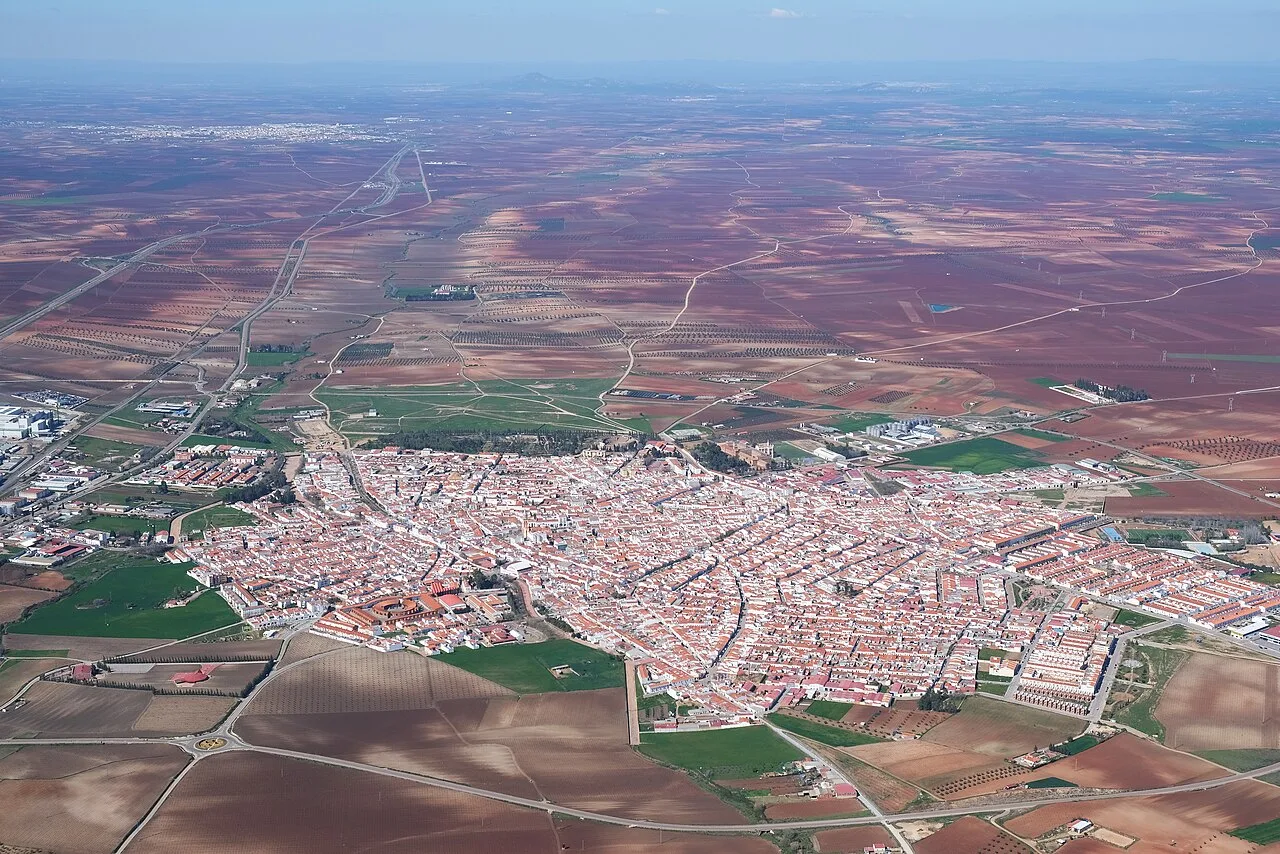 Luftaufnahme von Villafranca de los Barros mit umliegenden Feldern.