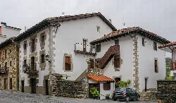 White house with stone and wood details in Arceniega.