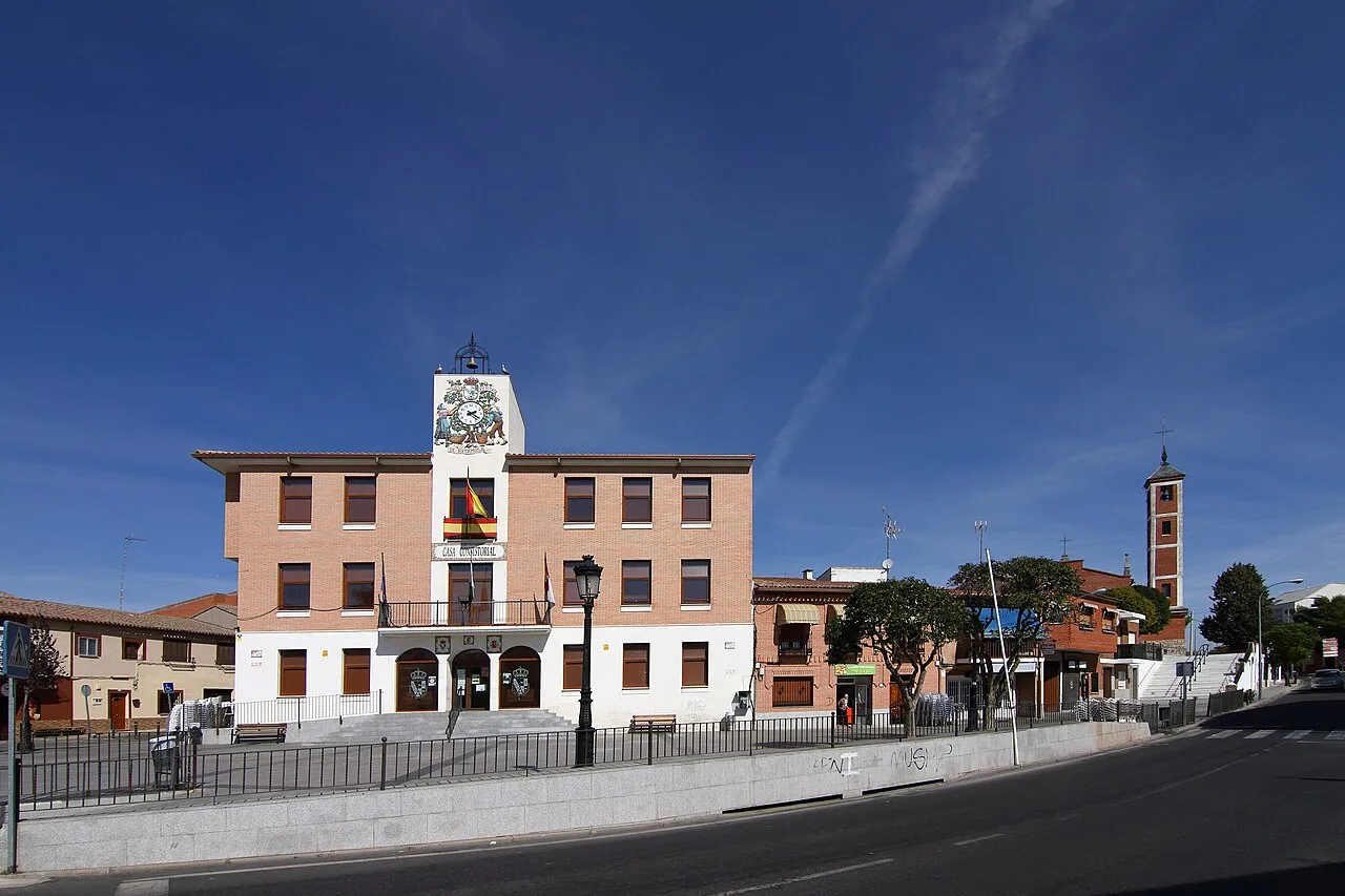 Edificio principal y torre en la plaza de la Constitución en Las Ventas de Retamosa.