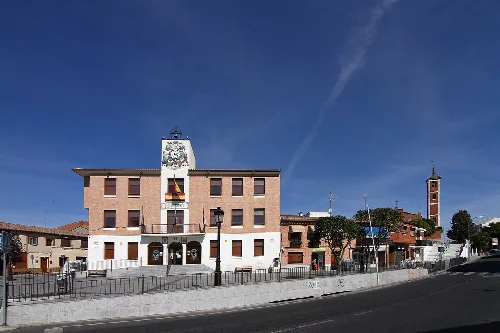 Hauptgebäude und Turm auf dem Platz der Verfassung in Las Ventas de Retamosa.
