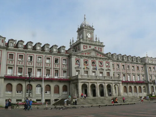 Rathaus mit Uhr und Treppe in Ferrol