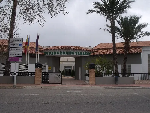 Rathausgebäude mit Palmen und Beschilderung am Eingang.