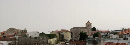 Häuser und eine Kirche in Ciruelos, Toledo.