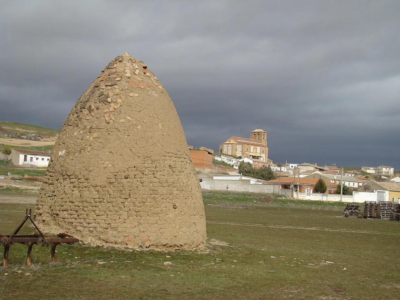 Cylindrical-shaped hut in the threshing area of Torrecilla de la Abadesa.