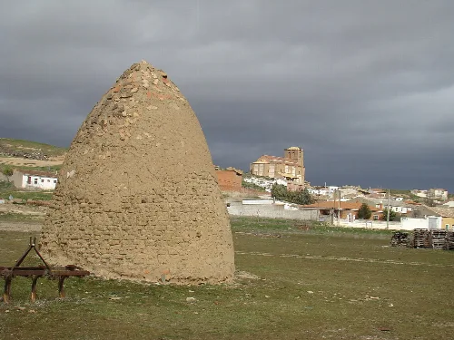 Cabaña de forma cilíndrica en las eras de Torrecilla de la Abadesa.