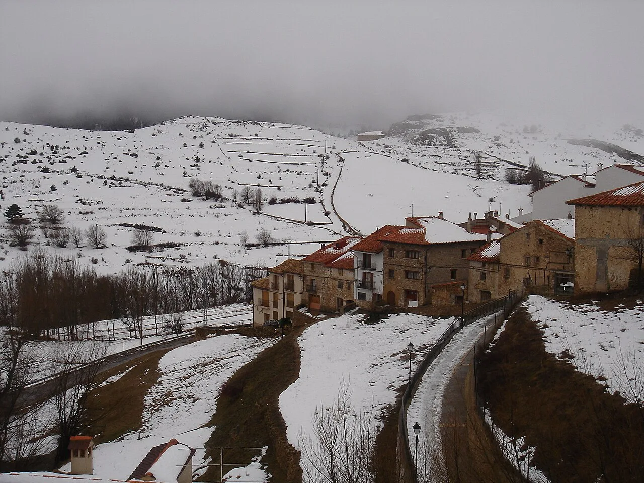 Casas y caminos cubiertos de nieve en Valdelinares, Teruel.