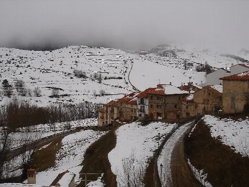Schneebedeckte Häuser und Straßen in Valdelinares, Teruel.
