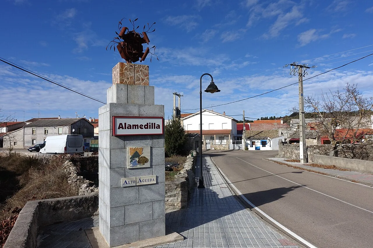 Entrada a La Alamedilla desde Puebla de Azaba (Salamanca, España).