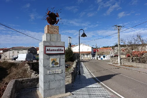 Entrada a La Alamedilla desde Puebla de Azaba (Salamanca, España).