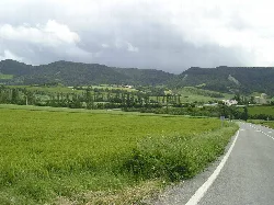 Montañas y campos verdes en Valle de Egüés, Navarra.
