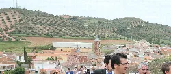 Blick auf Montiel mit Burg auf Hügeln und Restaurierungsarbeiten.