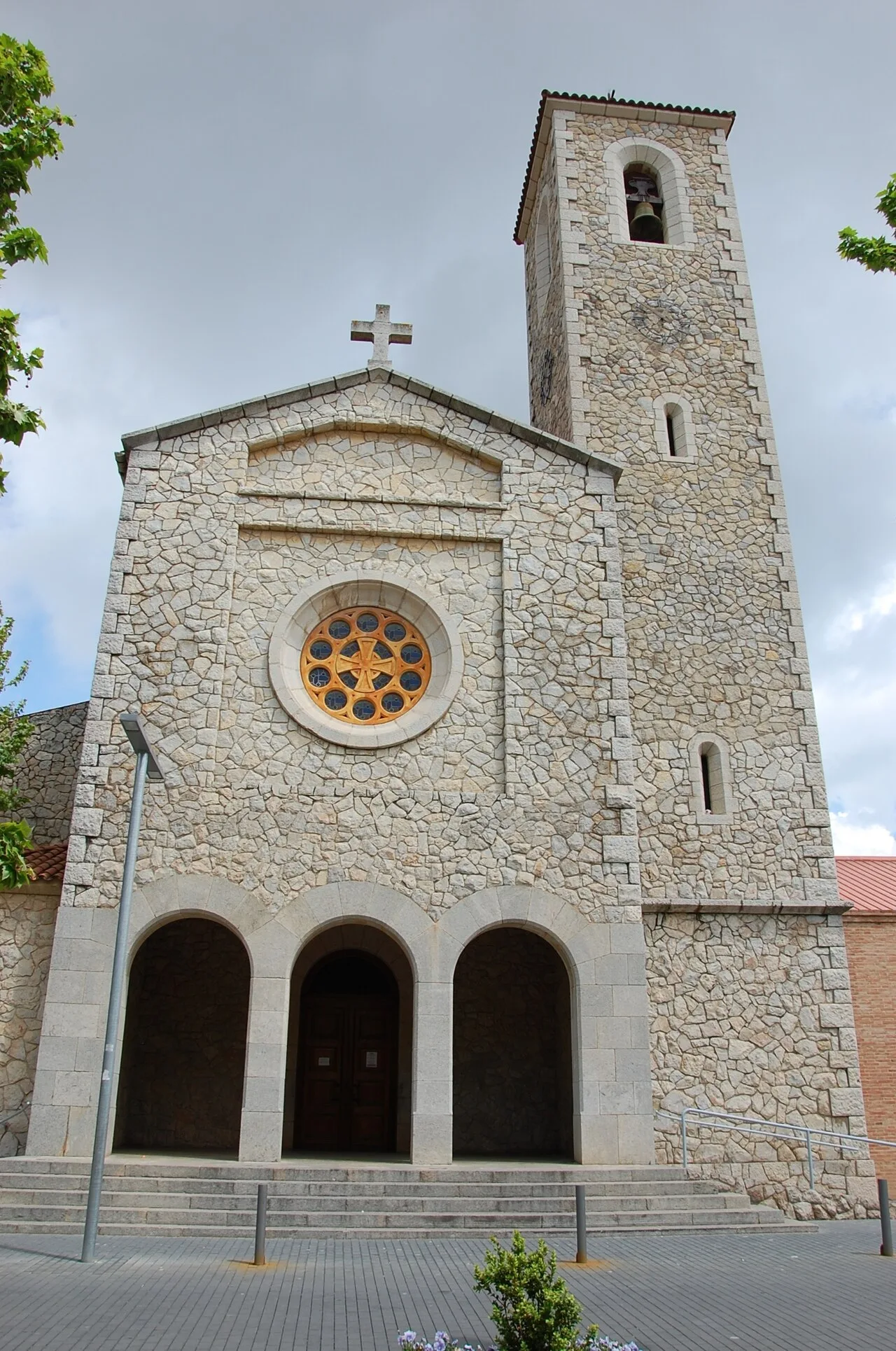 Fachada de la iglesia parroquial de san cristóbal de Begues (Barcelona)