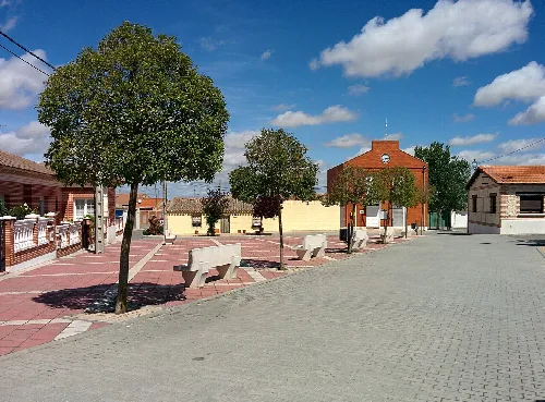 Plaza en Velascálvaro (Valladolid, España).