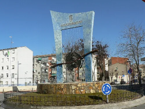Moderne Skulptur mit Metall- und Steinkonstruktion am Bahnhof Azuqueca de Henares.
