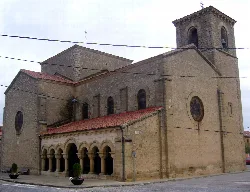 Steinkirche mit Turm und Bögen in Quintana Redonda.