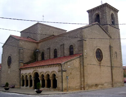 Steinkirche mit Turm und Bögen in Quintana Redonda.