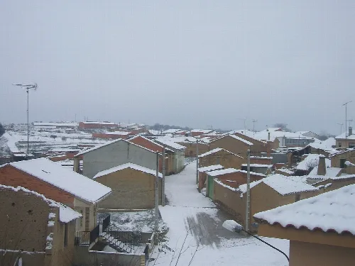 Häuser und Dächer bedeckt mit Schnee in Morales de Valverde.