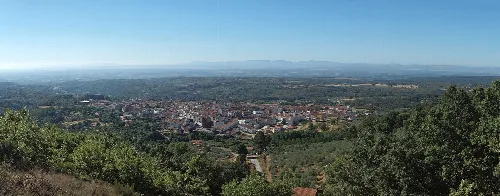 Panoramablick auf Losar de la Vera von Nordwesten mit Stadt und Landschaft.