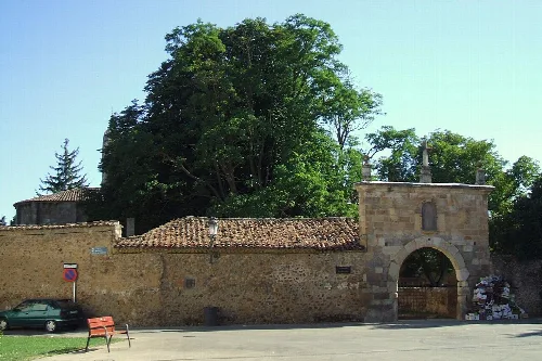 Trappistenkloster mit Steinmauer und Bäumen in Carrizo de la Ribera.
