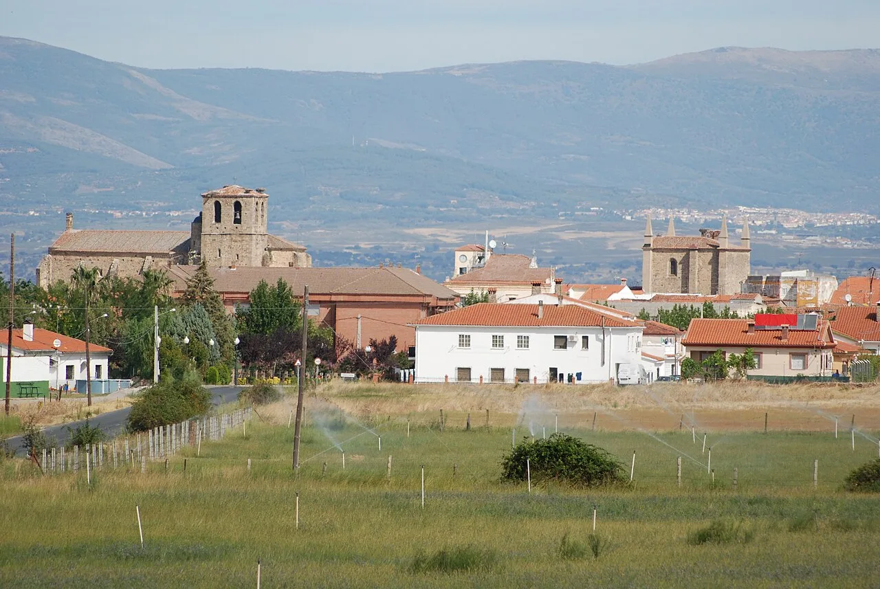 Ländliche Landschaft mit Kirchen und Häusern in Casatejada, Cáceres.