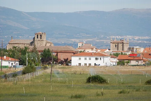 Ländliche Landschaft mit Kirchen und Häusern in Casatejada, Cáceres.