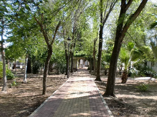 Este parque tiene dos zonas: una de parque y otra de juego de niños
