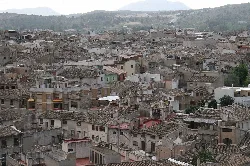 Vista aérea del casco antiguo con tejados de tejas y calles estrechas en Caravaca de la Cruz.