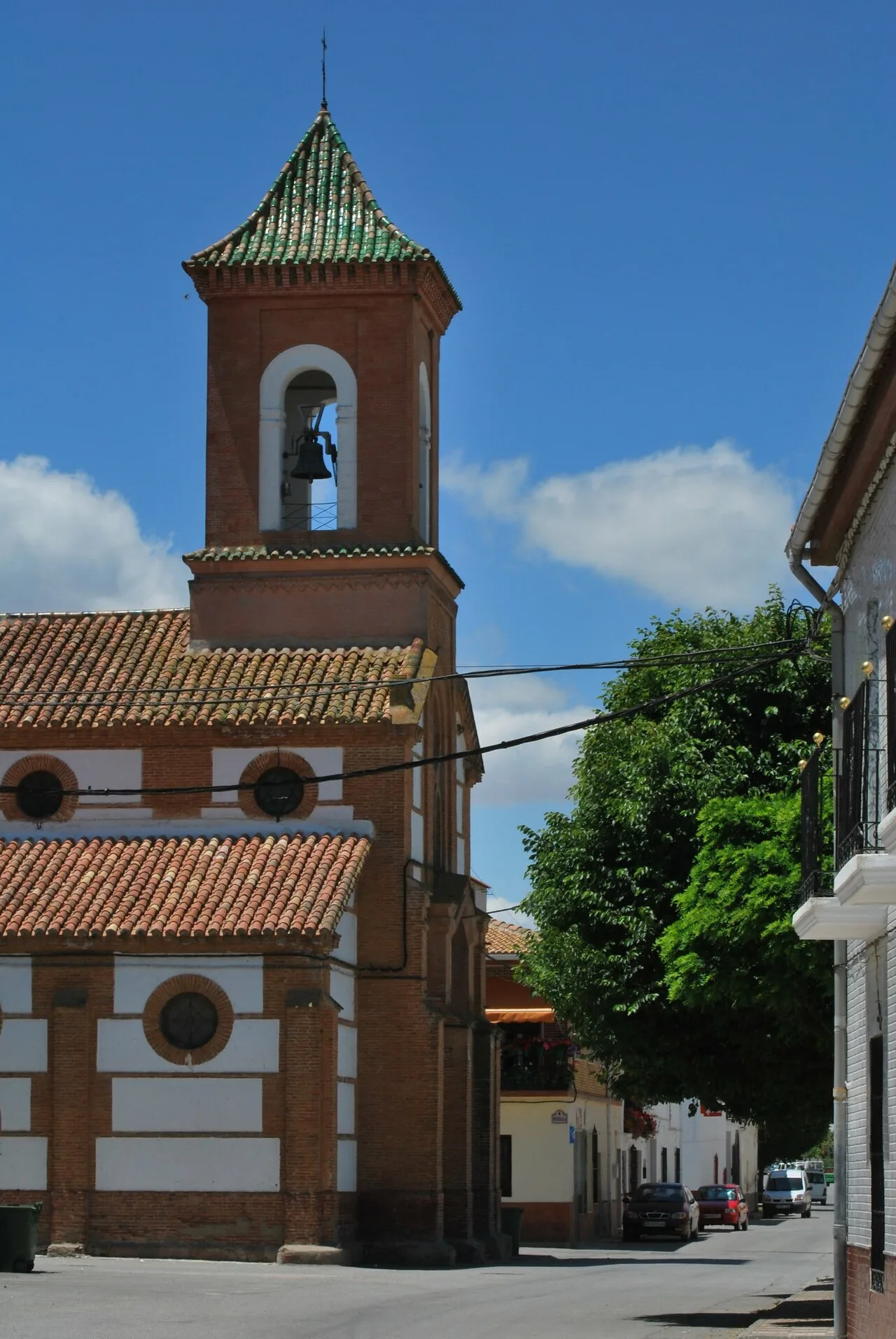 Kirchturm mit grünem Ziegeldach in Zafarraya.