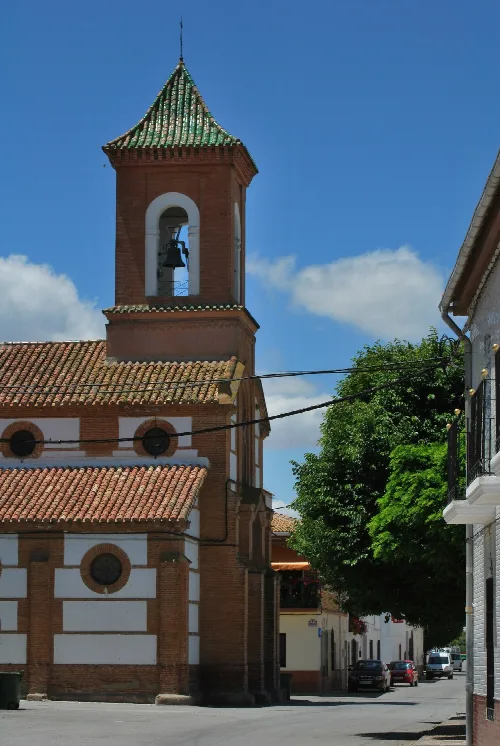 Kirchturm mit grünem Ziegeldach in Zafarraya.