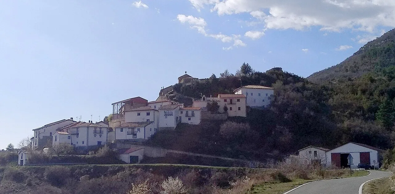 Weiße Häuser auf einem Hügel in Castillonuevo, Navarra.
