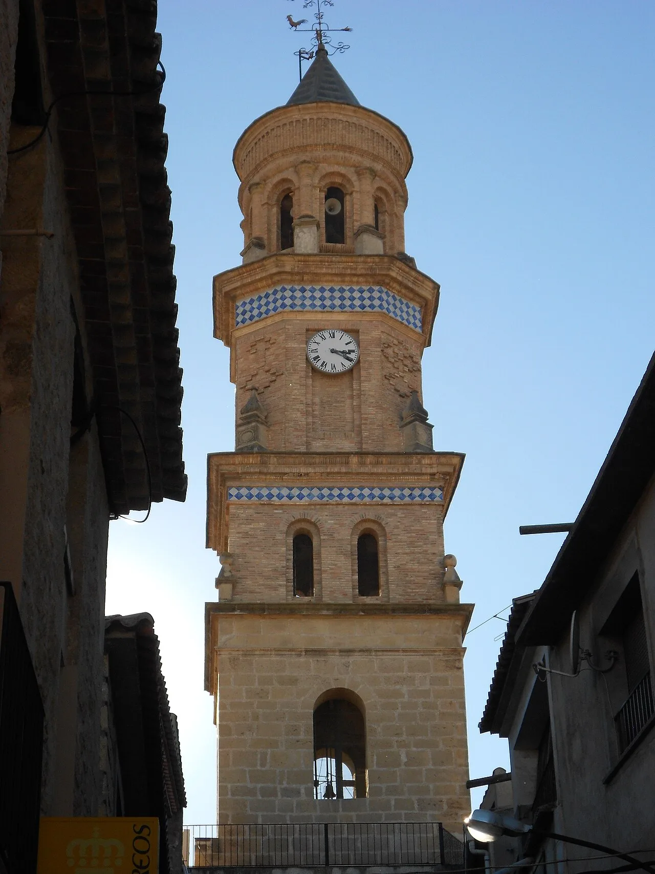 Uhrturm mit Uhr und Glockenturm in Maella, Zaragoza.