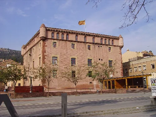 Steinfestung mit runden Türmen und Flagge auf dem Dach in Pallejà.