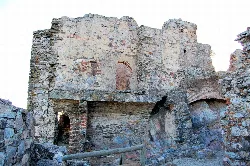 Ruinas de un castillo con muros de piedra y arcos de ladrillo en Mirabel, Cáceres.