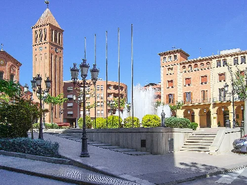Platz mit Brunnen, Laternen und historischen Gebäuden in Mollerusa.