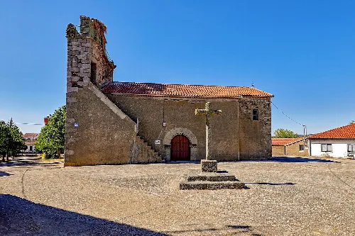 Pfarrkirche San Juan Bautista in La Sierpe mit einem zerstörten Glockenturm.