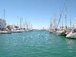 Embarcaciones en el puerto de Almerimar bajo un cielo despejado.
