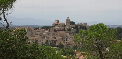Panoramablick auf Pals mit alten Gebäuden und Burg auf dem Hügel.