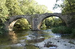 Puente de piedra con dos arcos sobre el río Nela en Medina de Pomar.