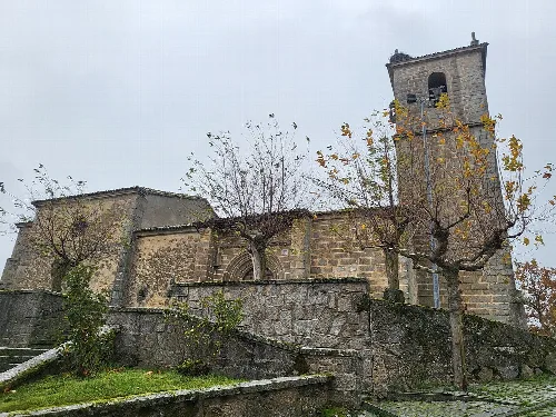 Steinige Kirche mit Turm und kahlen Bäumen in Sorihuela.