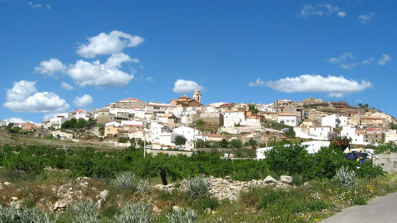 Vista de casas blancas en una colina en Uleila del Campo.