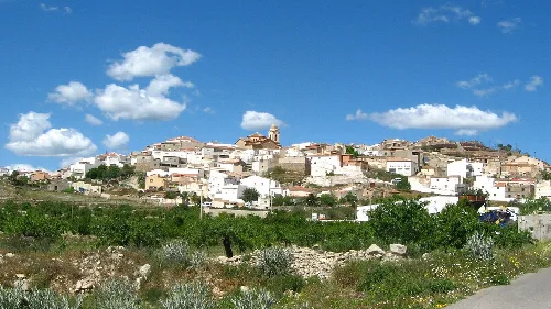 Vista de casas blancas en una colina en Uleila del Campo.