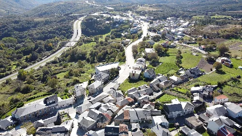 Luftaufnahme von Häusern und Straßen in La Gudiña, Orense.