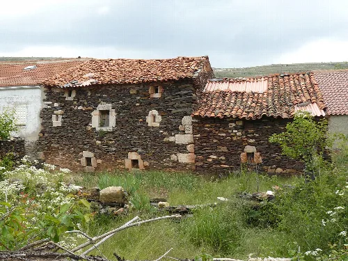 Stone house with tiled roof in Condemios de Arriba.