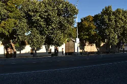 Gebäude mit Bäumen und Verkehrsschild auf der Straße in El Cuervo de Sevilla