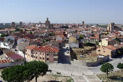 Panoramic view of Arévalo with streets, rooftops, and towers on the horizon.
